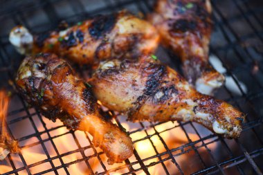 Otlar ve baharatlar ile ızgara tavuk bacakları barbekü - Lezzetli şık
