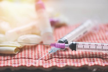 Hemşire ya da doktor için ilaç şişesi tıbbi gereç