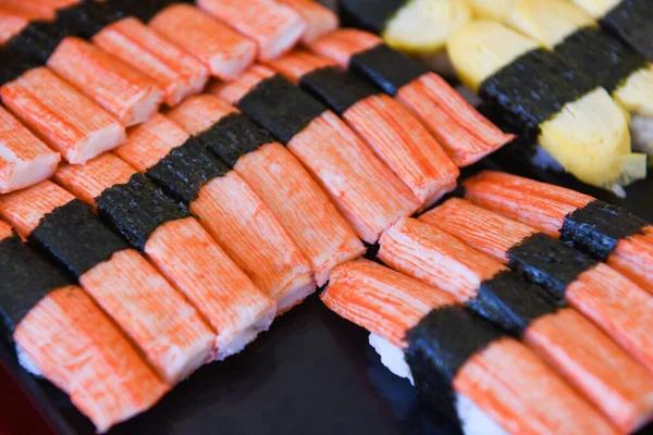 Menu de sushi conjunto cozinha japonesa ingredientes frescos na bandeja - Japa — Fotografia de Stock