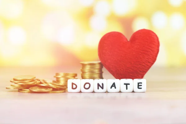 Úspora peněz s červeným srdcem pro darování a filantropii / zdraví — Stock fotografie