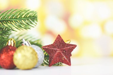 Noel süslemeleri, çam ağaçları, kırmızı toplar ve yıldız fahişeleri.