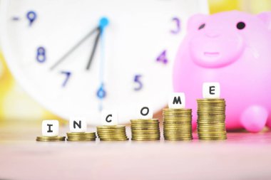 Masadaki gelir artışı paraları - Altın para yığını