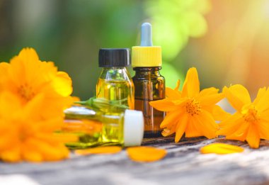 Aromaterapi bitkisel yağ şişeleri aromalı çiçek sarısı doğal.