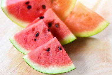 Ahşap arka planda taze karpuz dilimi.