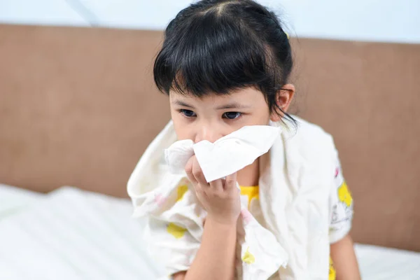 Gadis kecil Asia yang sakit dibungkus sapu tangan menjadi dingin dan meniup — Stok Foto