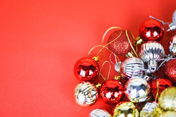 Різдвяна кулькова прикраса для соснового дерева з барвистим золотистим сріблом — стокове фото