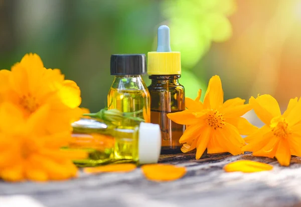 Aromatherapie kruidenolie flessen aroma met bloemen geel op natu — Stockfoto