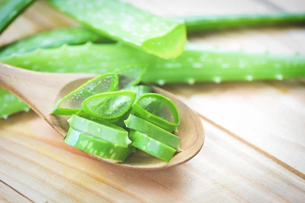 Alaloe vera plant slice on wood table background / close of Fre — 스톡 사진