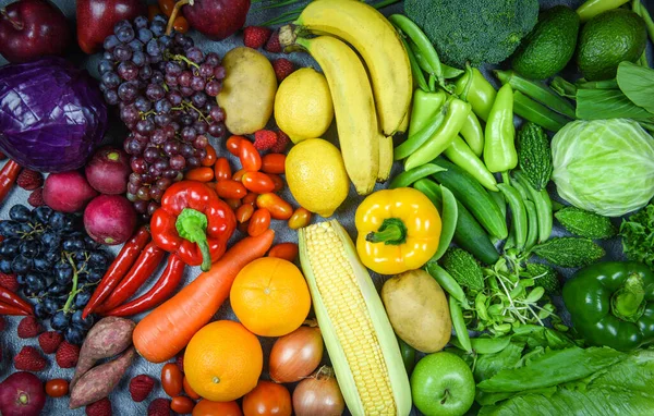 对新鲜成熟水果、红色、黄色、紫色和绿色蔬菜进行分类 — 图库照片