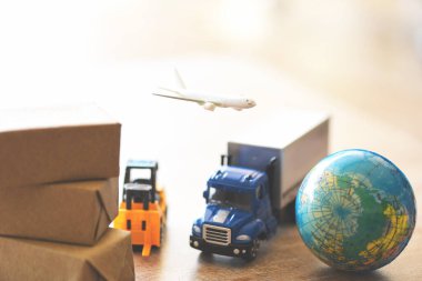 Hava kuryesi kargo uçağı kutuları kargo ileticisi Wor 'a iletiliyor