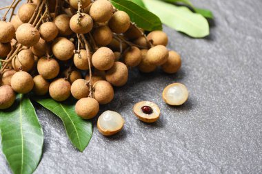 Tayland Longan taze tropikal meyve ve yeşil yaprak - Dimocar
