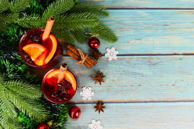 kırmızı şarap kadehleri dekore edilmiş masa - Noel sıcak şarap 