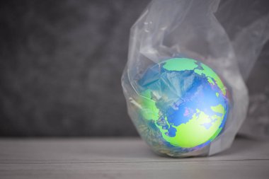 Plastik dünya veya Dünya Çevre Günü Kavramı - planet eart