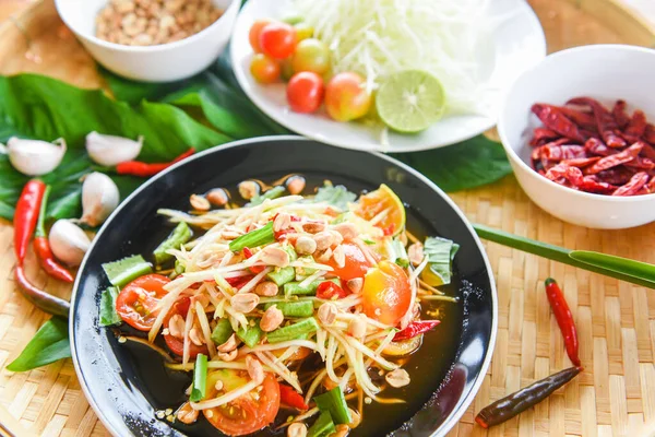 Ensalada de papaya en plato negro / Primer plano de ensalada de papaya verde spi — Foto de Stock