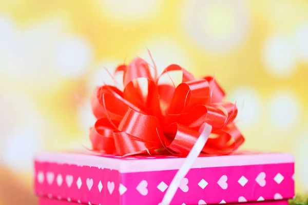 Holiday greeting card Christmas box hadiah bokeh background - ribb — Stok Foto