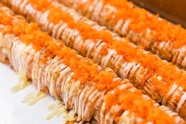 Salmón sashimi sushi comida japonesa con salsa de crema de huevo Tobiko —  Fotos de Stock