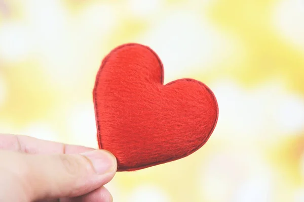 Corazón en la mano para el concepto de filantropía - hombre sosteniendo el corazón rojo i — Foto de Stock