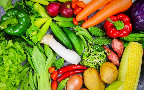 Blandade färska mogna frukter röda gula lila och gröna grönsaker — Stockfoto