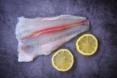 Koyu tabakta limonlu çiğ balık fileto. 