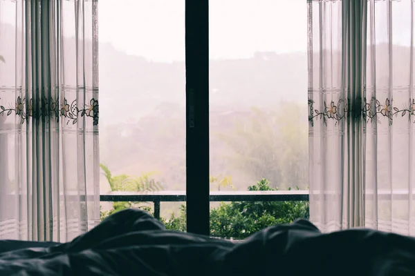 Janela vista natureza verde montanha na cama no quarto manhã — Fotografia de Stock