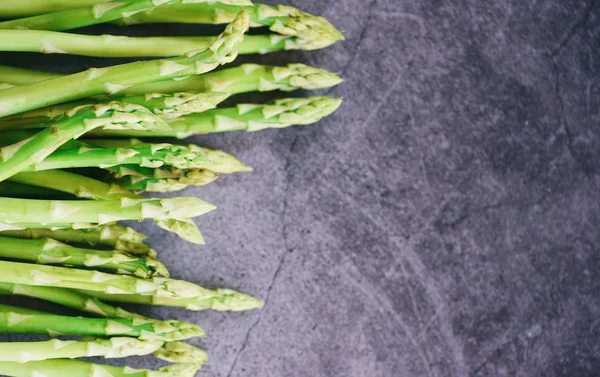 Свежая спаржа на черном фоне / Bunch green Asparagus orga — стоковое фото