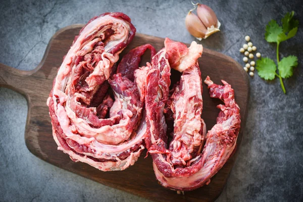 Carne cruda de res para parrilla con especias de ajo en boa de corte de madera —  Fotos de Stock