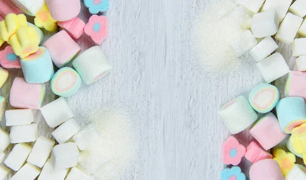 Белый сахар, кубики сахара и красочные конфеты сладкий на столе — стоковое фото