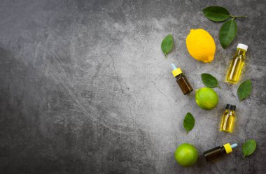 Limon ve limon yapraklı aromalı bitkisel yağ şişeleri.