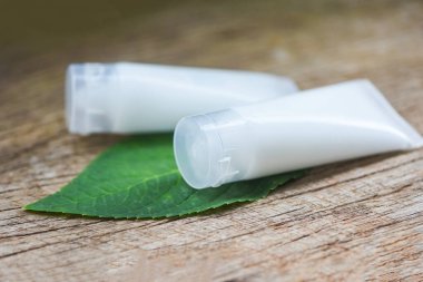 Aromaterapi losyonu yeşil yapraklı bitkisel ağaç ve doğa...