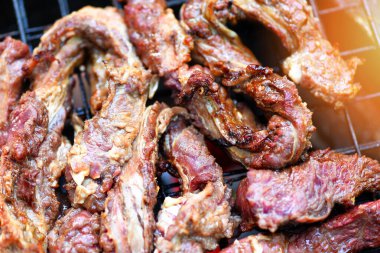 Biftek dilimlenmiş ızgarada alevli biftek.