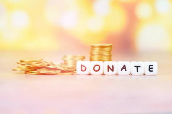 Geld sparen für Spenden und Philanthropie - Münzen auf dem Tisch für mo — Stockfoto