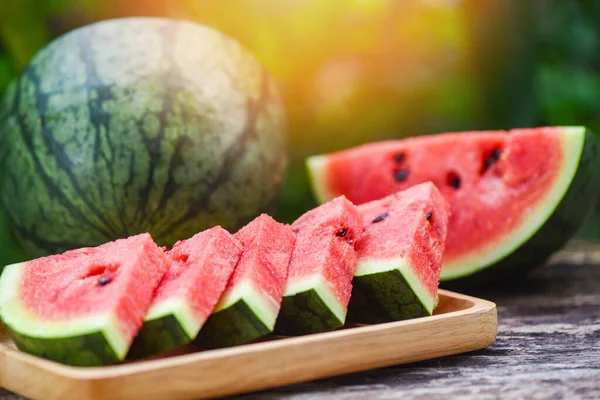 Frische Wassermelonenscheibe auf Holzteller - Früchte der Wassermelone hal — Stockfoto