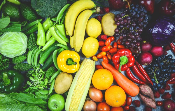 Verschiedene frische reife Früchte rot gelb lila und grünes Gemüse — Stockfoto