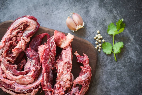 Carne cruda de res para parrilla con especias de ajo en boa de corte de madera —  Fotos de Stock