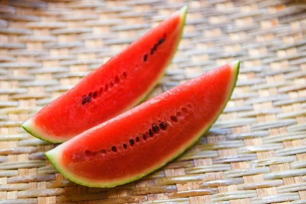 木の上のスイカスライス 新鮮なスイカ作品を閉じる熱帯夏の果物 — ストック写真