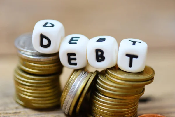 Conceito Dívida Com Dívida Bloco Moedas Empilhadas Fundo Mesa Madeira — Fotografia de Stock