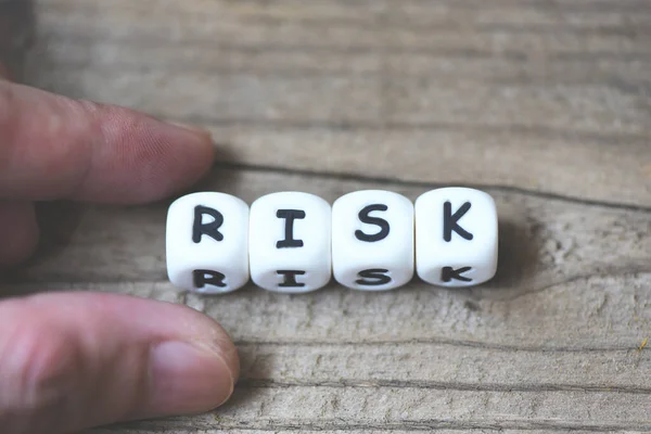 Risikomanagement Mit Blockrisiko Mit Der Hand Auf Holztischhintergrund — Stockfoto