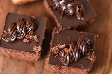 Kek çikolatalı lezzetli tatlı. Masada servis ediliyor. Tahta arka planda dilimler var. 