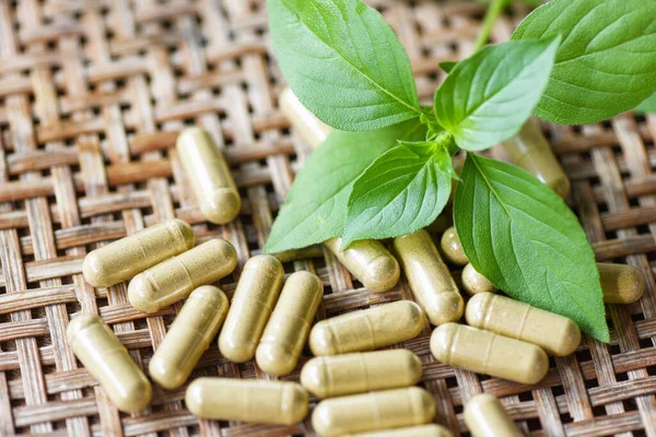 天然无毒药物有机产品在木制勺子和绿色罗勒叶 草药健康生活方式中的药草提取物 — 图库照片