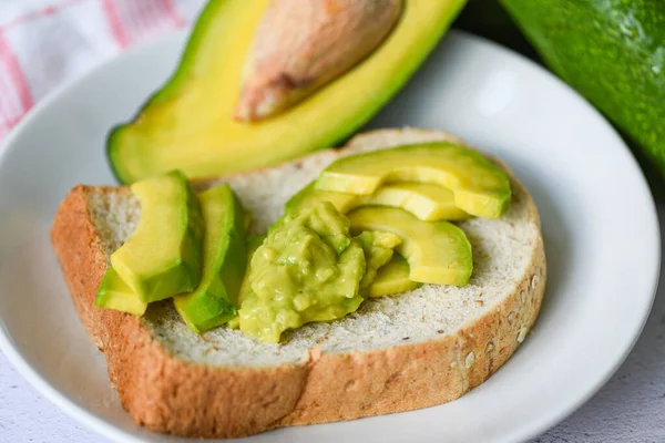 Avocat Tranches Pain Grillé Avocat Sur Fond Plat Blanc Fruits — Photo