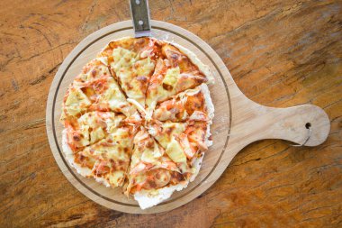 İtalyan ev yapımı hamur pizzası geleneksel yemek / pizza dilimi ahşap tepside ve ahşap bir masada sunulur. 