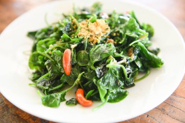 Kızarmış istiridye sosu, beyaz tabakta sebze, Tayland 'da yeşil sebze.