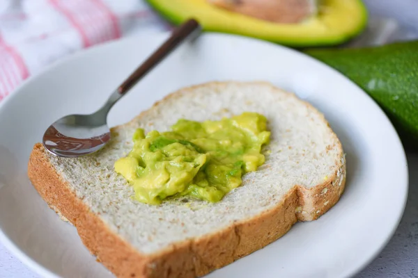 Avocado Dip Püriert Avocado Toast Auf Weißem Teller Hintergrund Früchte — Stockfoto