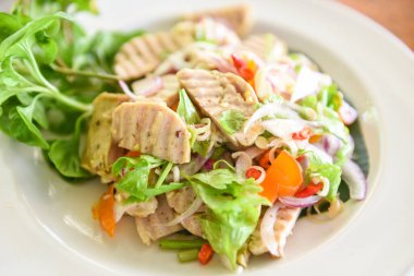 Yumurta sarısı ve sebze soslu tuzlu Vietnam sosisi tabakta Vietnam sosisi salatası. 