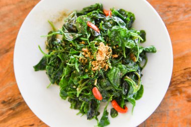 Kızarmış istiridye sosu, beyaz tabakta sebze, Tayland 'da yeşil sebze.