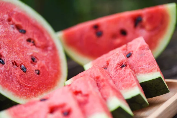 Close Frische Wassermelonenstücke Tropische Sommerfrüchte Geschnitten Wassermelone Auf Holz Schneidebrett — Stockfoto