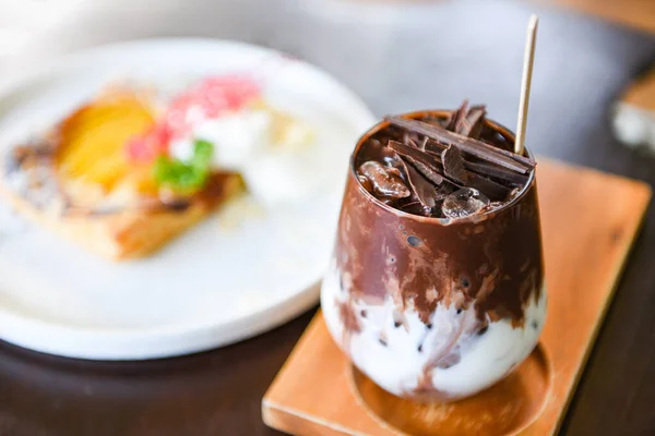 Cacao Drank Chocolade Smakelijke Milkshake Met Ijs Cacao Glas Houtondergrond — Stockfoto