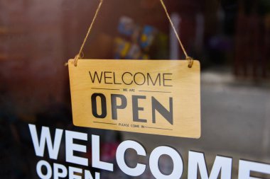 Açık dükkan tabelası / Kafe cam kapısında asılı açık tabela