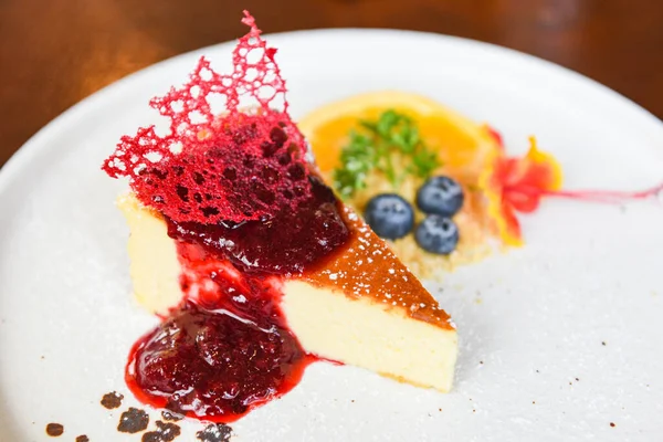 Fatia Bolo Queijo Com Molho Framboesa Prato Withe Cheesecake Fruta — Fotografia de Stock