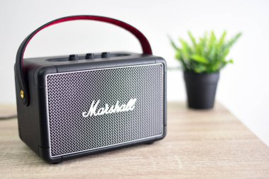 Bangkok Tayland 14 Ağustos 2020: Marshall Kilburn 2 bluetooth hoparlörü ses amplifikasyonu ve müzik enstrümanları / markalar konusunda dünya çapında önde gelen markalardan biridir